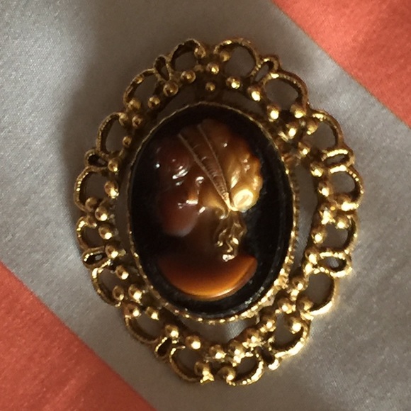 Brooche - Picture 2 of 5